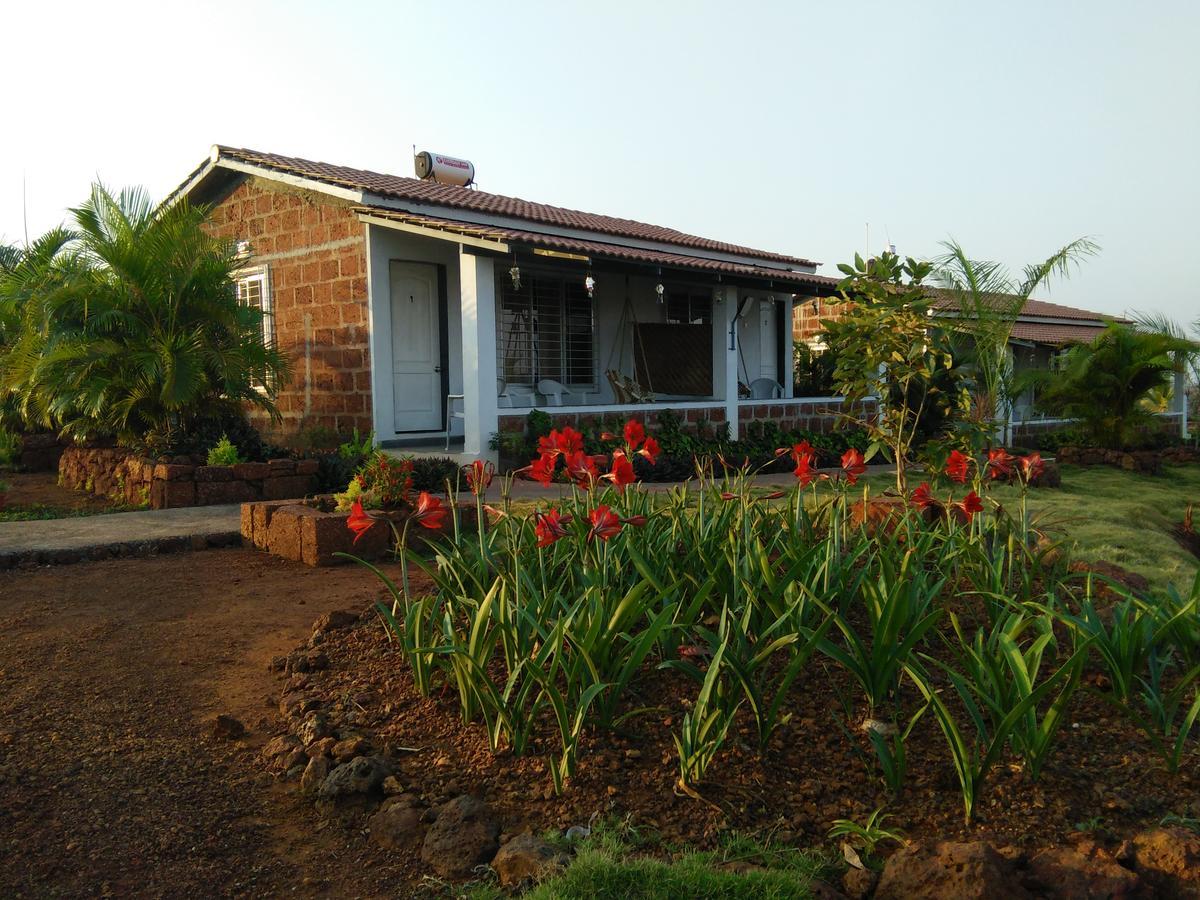 Palm Springs Lake Resort Jaitapur Ngoại thất bức ảnh
